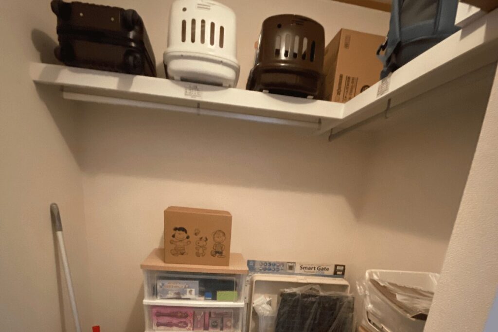 犬用キャリーやトイレ用品などを収納しているWIC。我が家の犬用品スペースの様子。